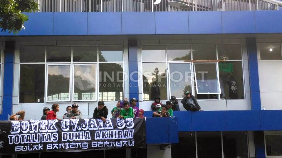 Bonek yang sudah berada di Kota Bandung. Copyright: &copy; Indosport/DaYerimon